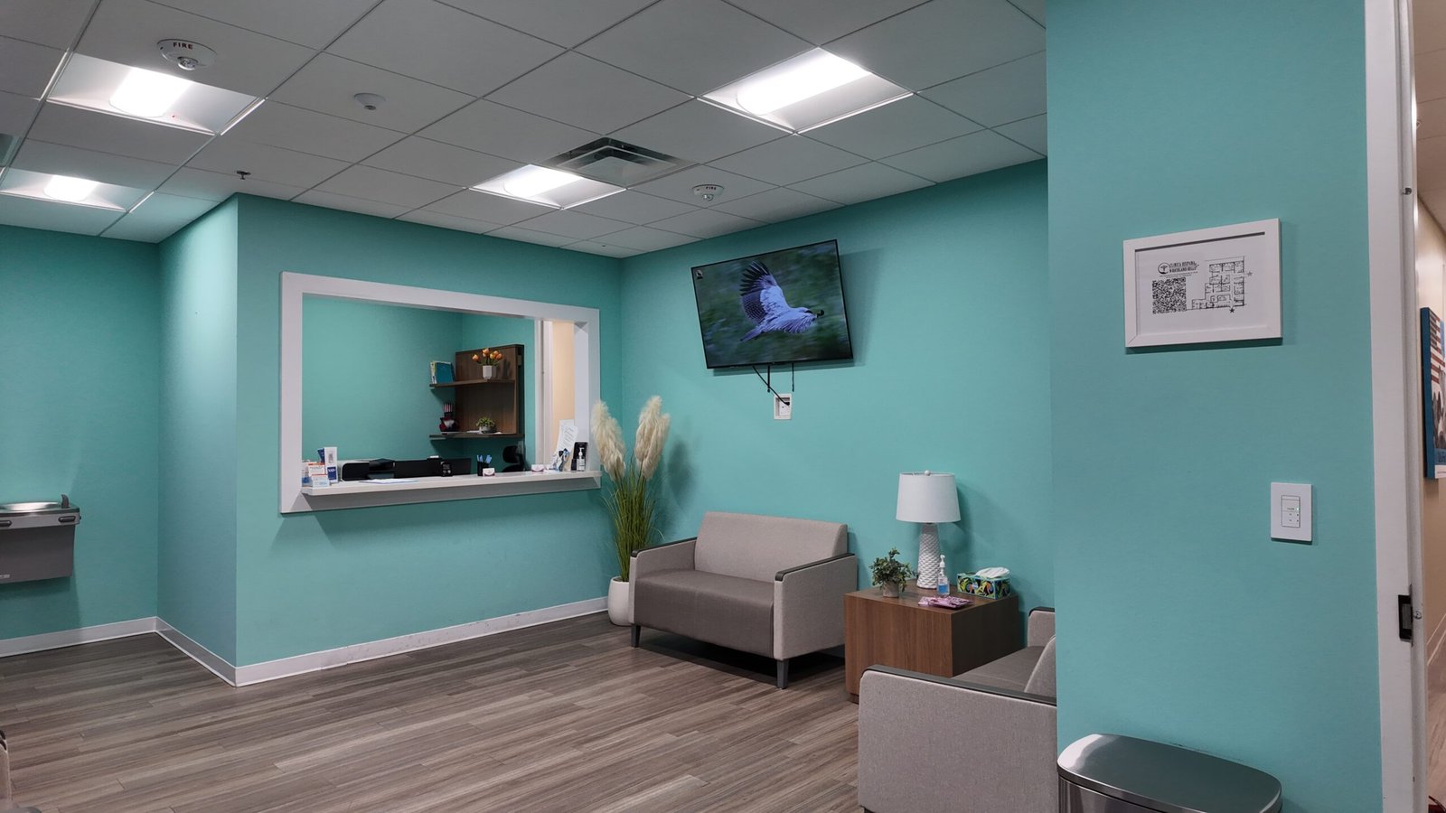 Medicina familiar en North Richland Hills, TX: sala de espera y recepción de Clínica Hispana North Richland Hills