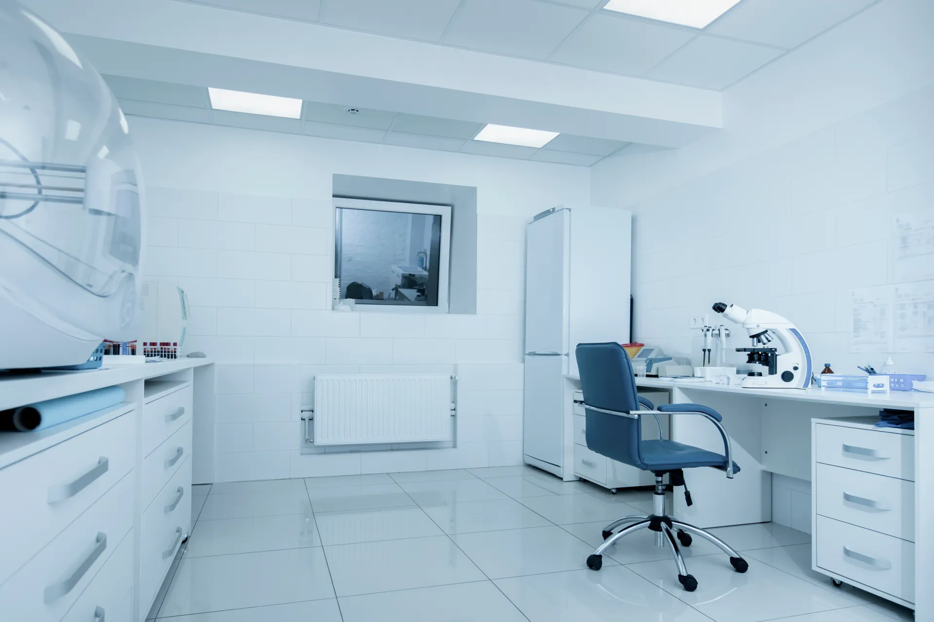Imagen ilustrativa de laboratorio médico con microscopio